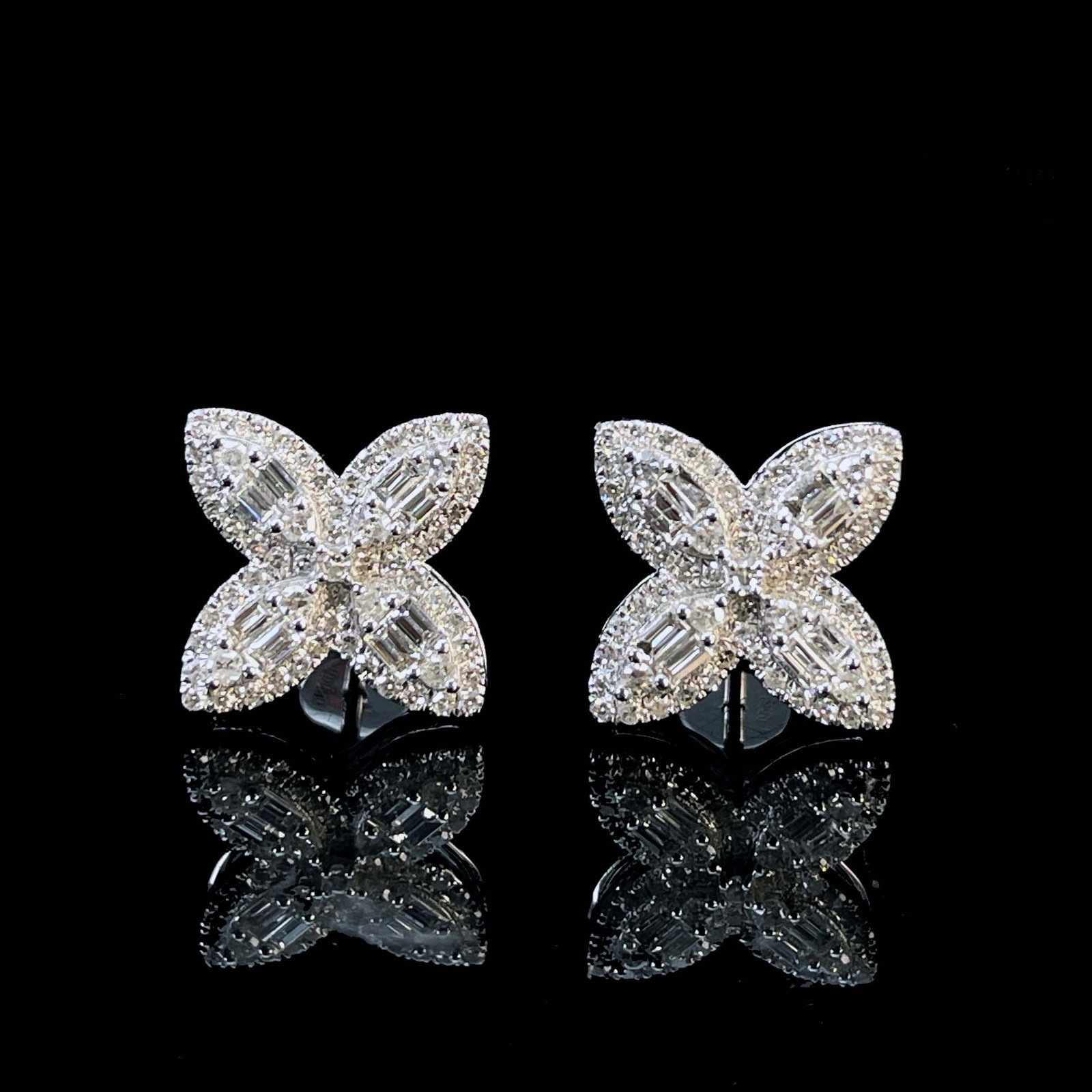 14k Gold 0.56 Ct Natural H Diamond Earrings: Ref:230943316 // gold content:14k gold // main gemstone:diamond // shape:multiply // carat weight:0. 56ct // clarity grade:vs-si // color:h // treatment:natural // Condition: NewLow Estimate: