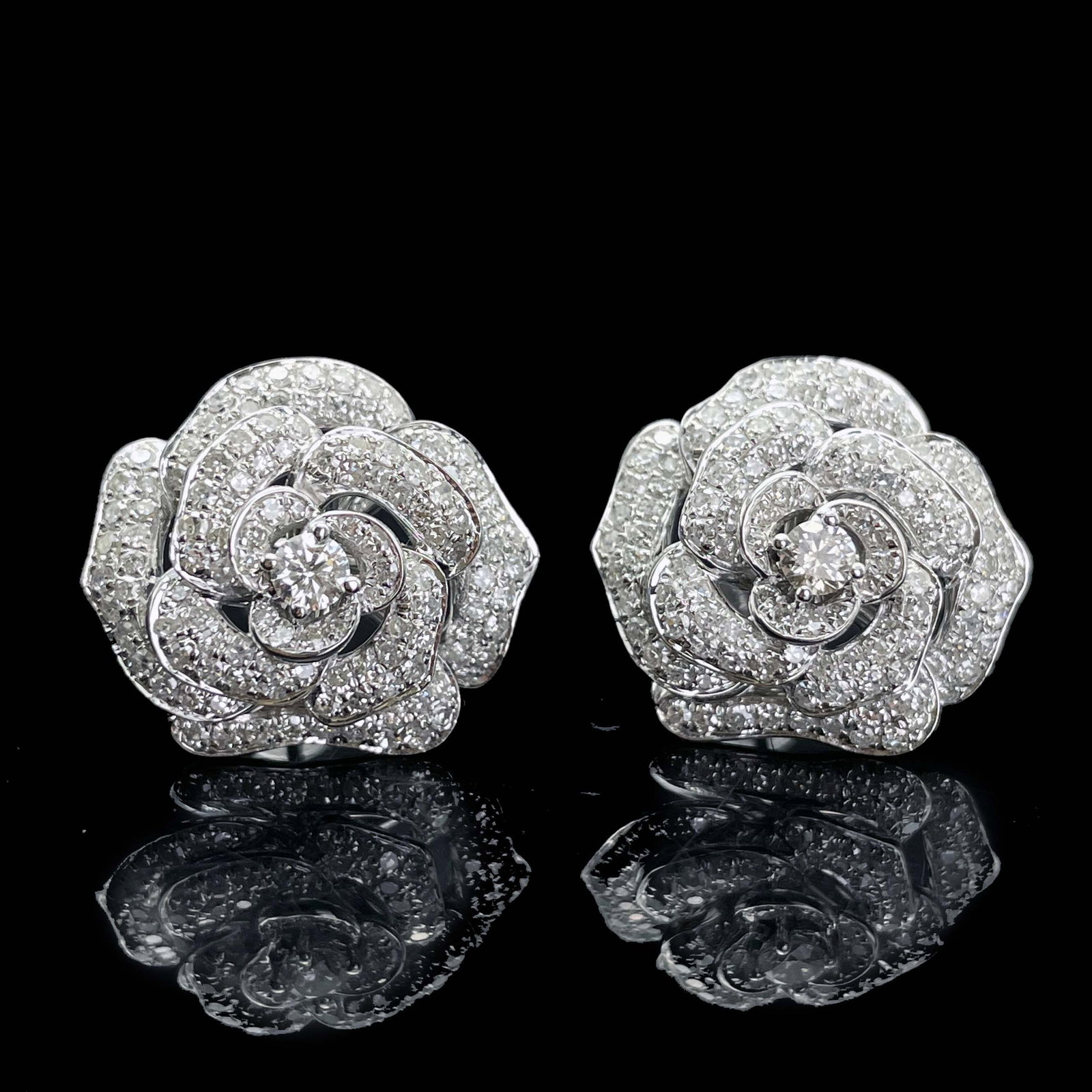 14k Gold 2 Ct Natural H Diamond & Flowers Earrings: Ref:230943327 // gold content:14k gold // main gemstone:diamond // shape:round // carat weight:2ct // clarity grade:vs-si // color:h // treatment:natural // cut grade:g // Condition: NewLow