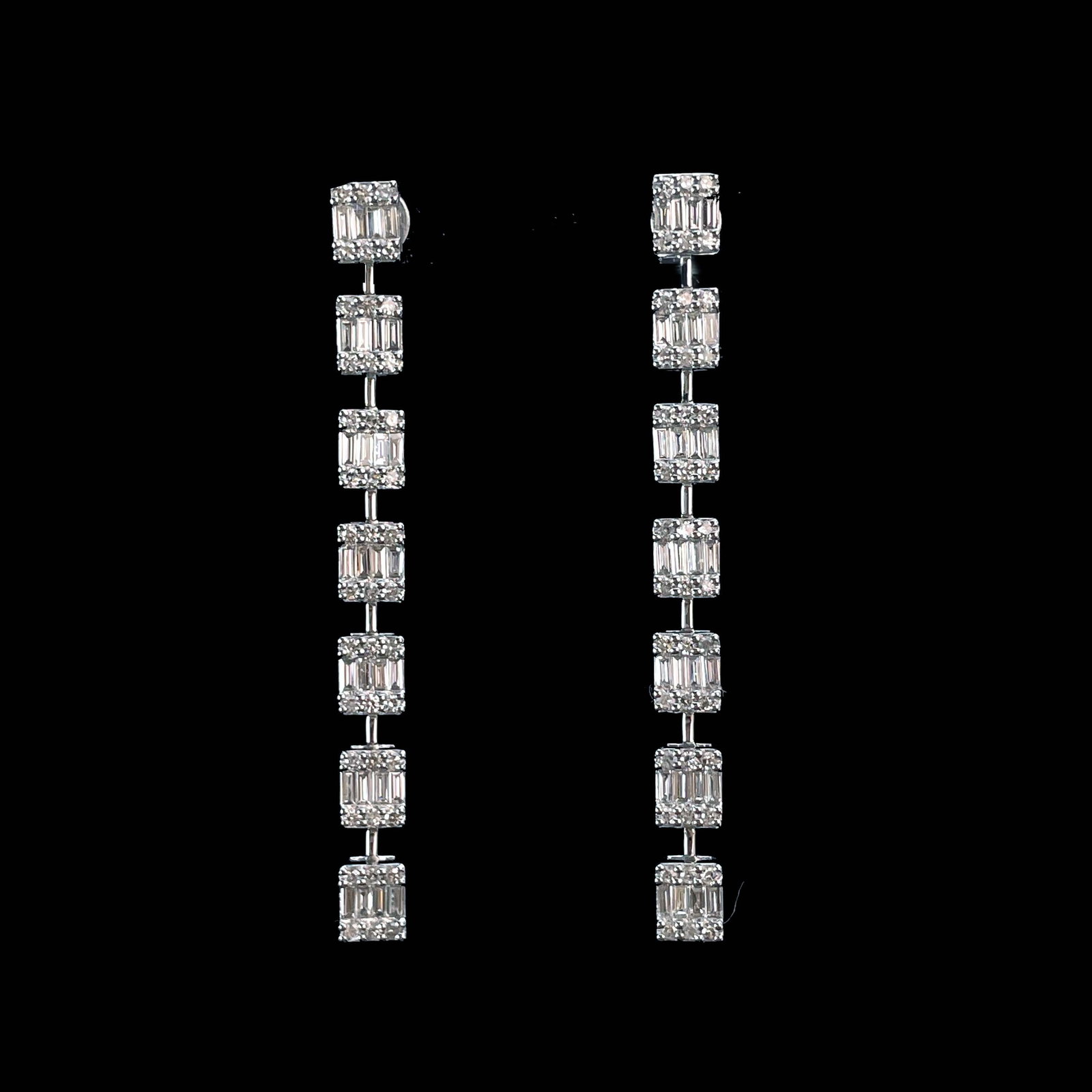 14k Gold 1.28 Ctw Natural H Diamond Earrings: Ref:230943335 // gold content:14k gold // main gemstone:diamond // shape:baguette // carat weight:0. 64ct // clarity grade:vs-si // color:h // treatment:natural // // adjacent gemstone 2 : diamond