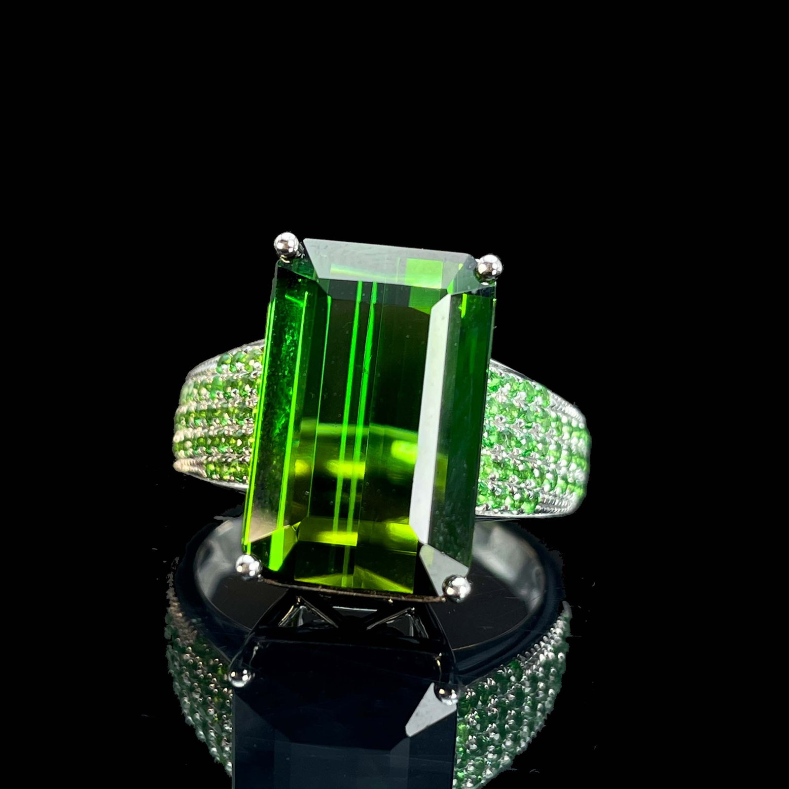 14k Gold 10.22 Ctw Natural Tourmaline & Tsavorite Ring: Ref:230943403 // gold content:14k gold // ring size:7. 25us // // main gemstone:tourmaline // shape:octagonal // carat weight:9. 6ct // color:green // treatment:natural // // adjacent gemstone 2 : tsa