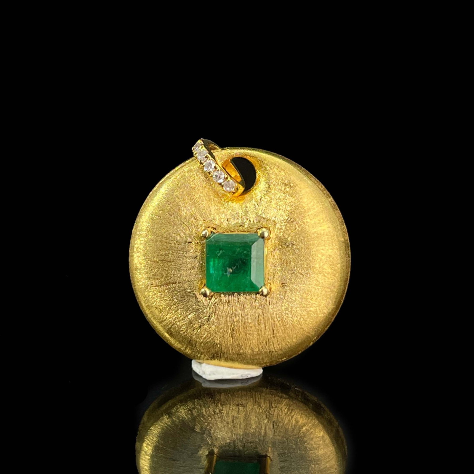 14k Gold 0.30 Ctw Natural Emerald & Diamond Pendant( Without Chain ): Ref:230943441 // gold content:14k gold // main gemstone:emerald // shape:square // carat weight:0. 28ct // color:green // treatment:natural // // adjacent gemstone 2 : diamond // shape:round //