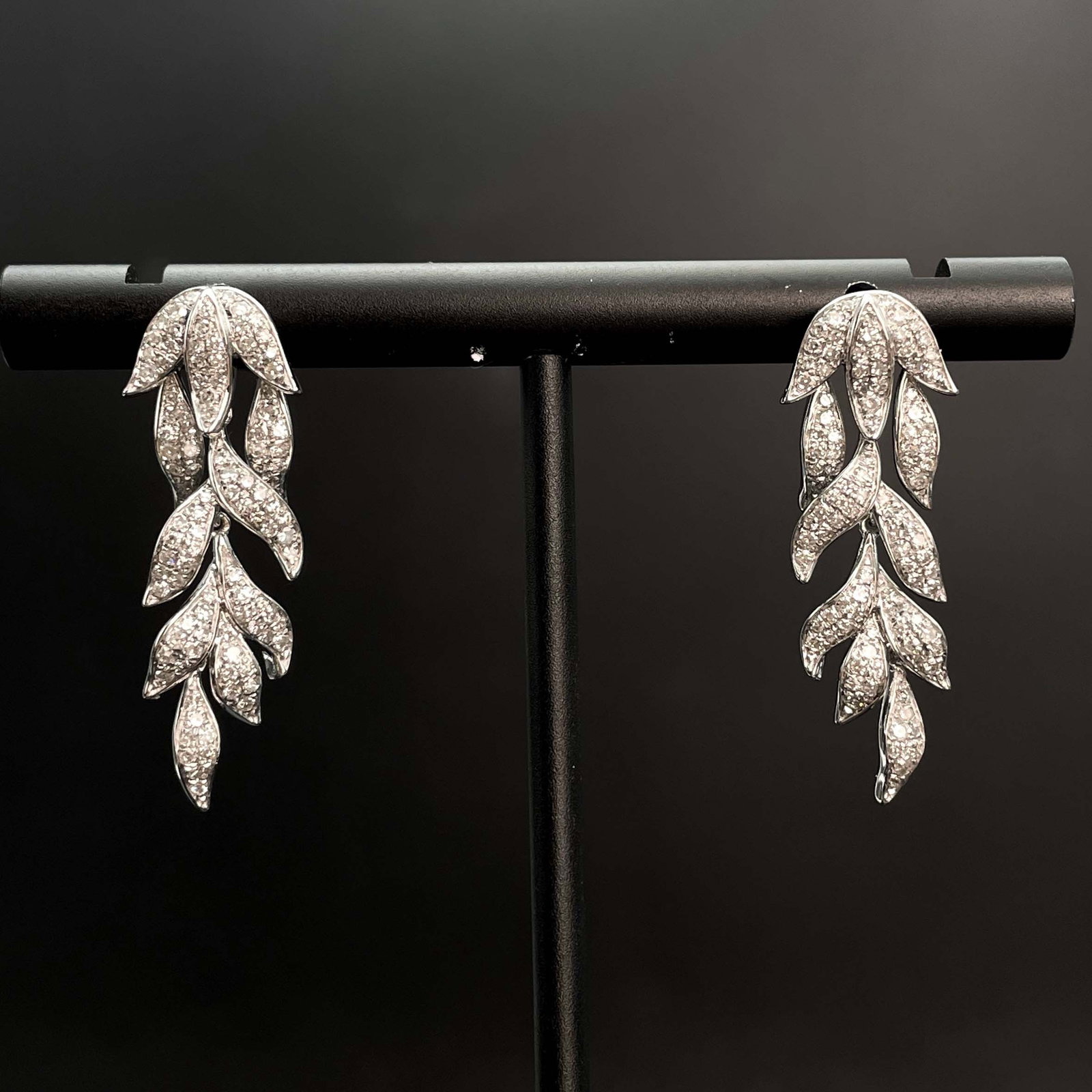 14k Gold 0.74 Ct Natural H Diamond Earrings: Ref:230943477 // gold content:14k gold // main gemstone:diamond // shape:round // carat weight:0. 74ct // clarity grade:vs-si // color:h // treatment:natural // cut grade:g // Low Estimate: