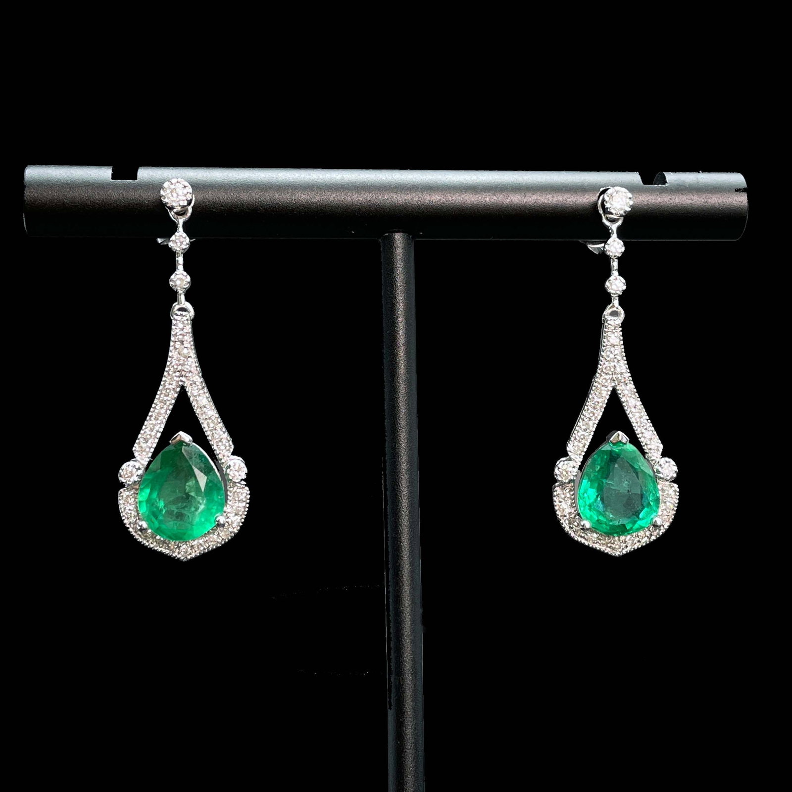 14k Gold 1 Ct Natural Emerald & Diamond Earrings: Ref:230943491 // gold content:14k gold // main gemstone:emerald // shape:pear // carat weight:1ct // color:green // treatment:natural // // adjacent gemstone 2 : diamond // number of stones:74 //