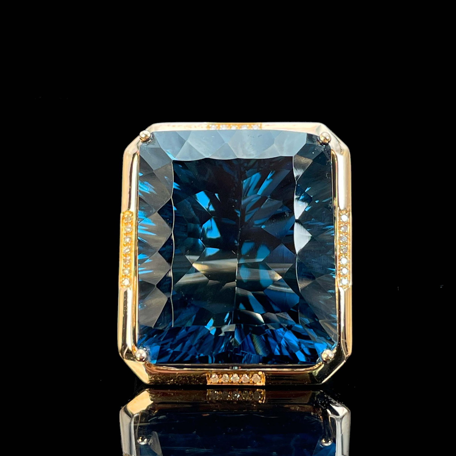 14k Gold 31 Ct Natural Topaz & Diamond Ring: Ref:230943538 // gold content:14k gold // ring size:7. 25us // // main gemstone:topaz // shape:octagonal // carat weight:31ct // color:blue // treatment:natural // // adjacent gemstone 2 : diamond //
