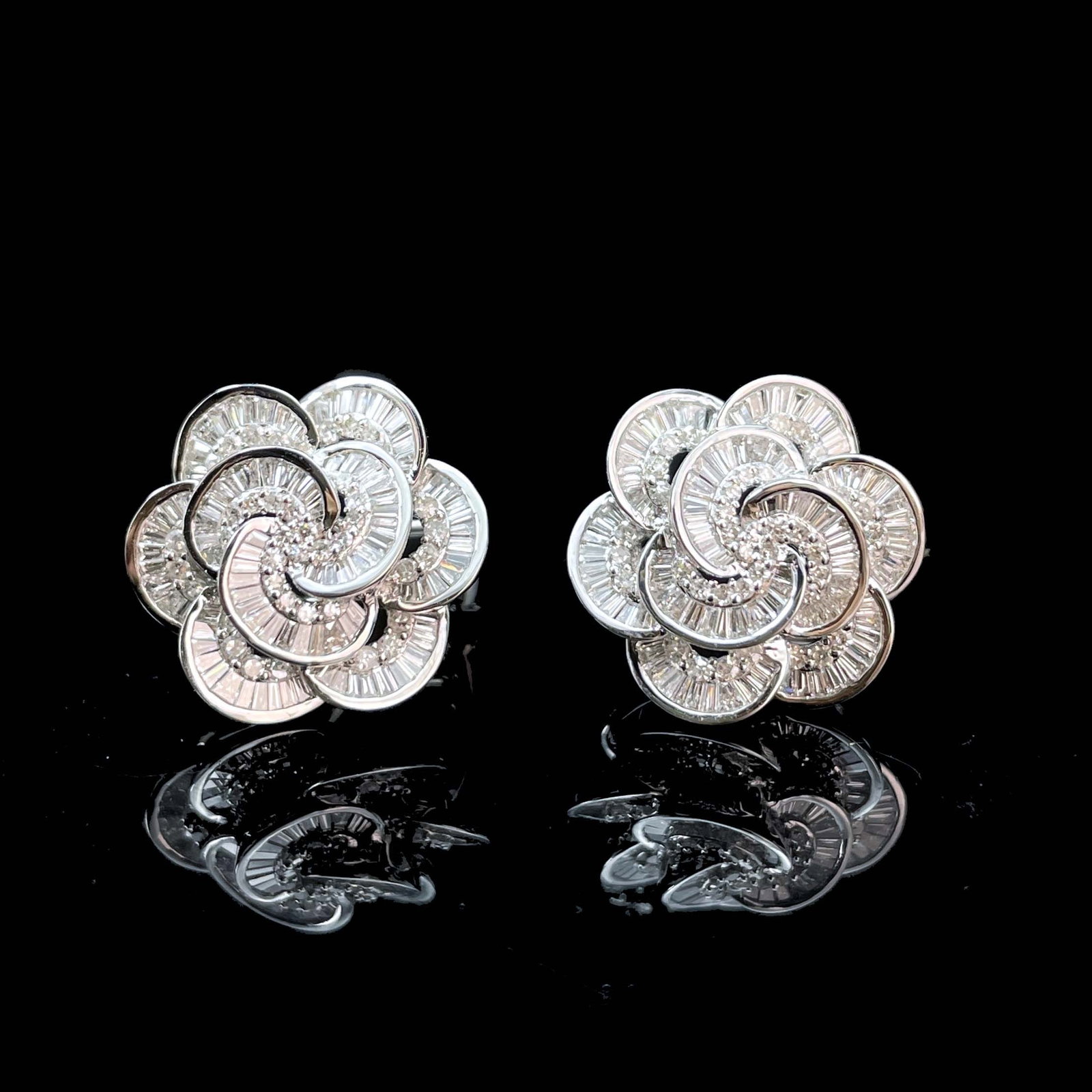 14k Gold 1.36 Ctw Natural H Diamond Earrings: Ref:230943541 // gold content:14k gold // main gemstone:diamond // shape:baguette // carat weight:0. 86ct // clarity grade:vs-si // color:h // treatment:natural // // adjacent gemstone 2 : diamond