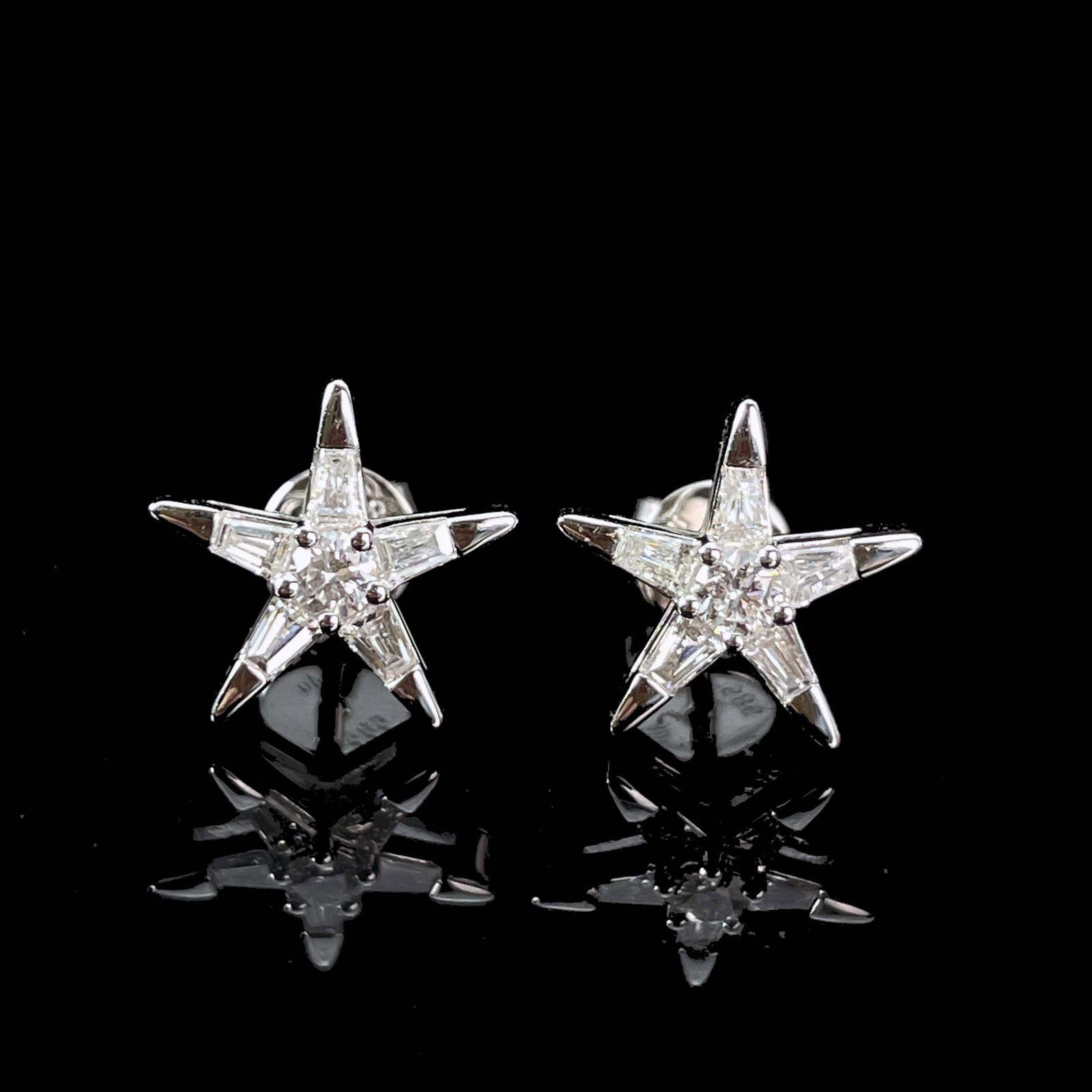 14k Gold 0.38 Ct Natural H Diamond Earrings: Ref:230943555 // gold content:14k gold // main gemstone:diamond // shape:multiply // carat weight:0. 38ct // clarity grade:vs-si // color:h // treatment:natural // High Estimate: 3300Condition: