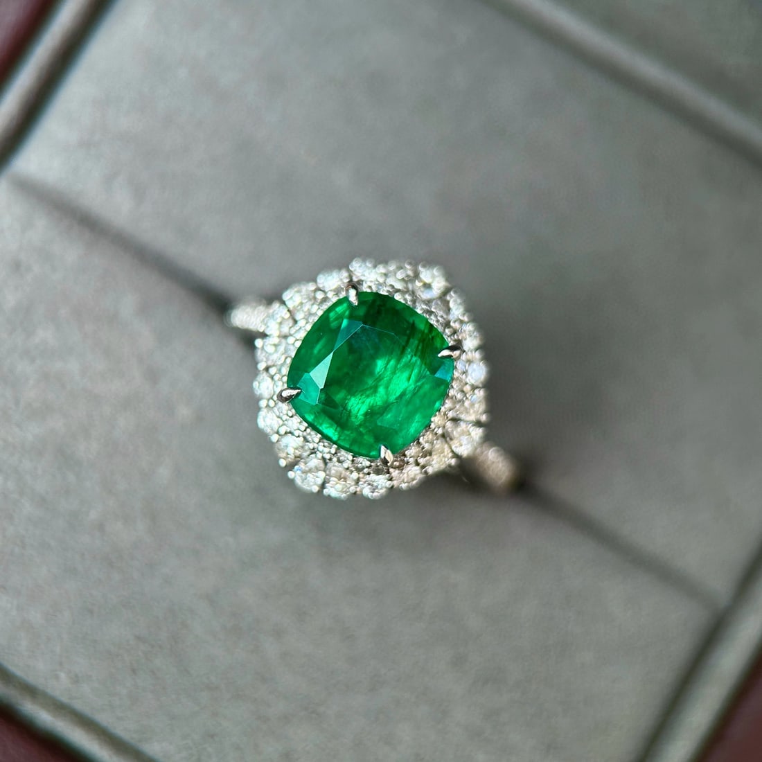 14k Gold 3.45 Ctw Vivid Green Natural Emerald & Diamond Ring - 2