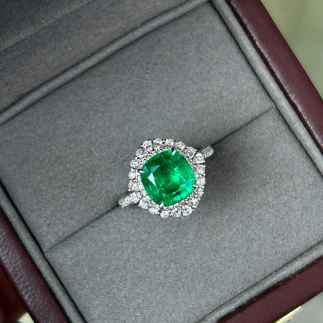 14k Gold 3.45 Ctw Vivid Green Natural Emerald & Diamond Ring - 4