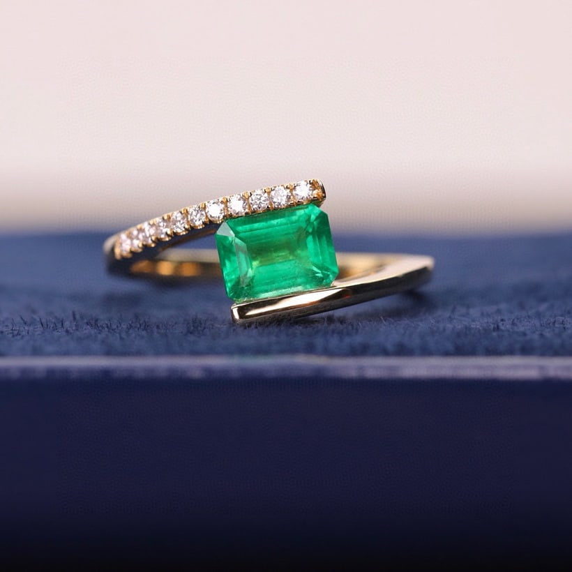 14k Gold 1.10 Ct Vivid Green Natural Emerald & Diamond Ring: Ref:230944046 // gold content:14k gold // ring size:7. 25us // // main gemstone:emerald // shape:octagonal // carat weight:1. 10ct // color:vivid green // treatment:natural // // adjacent gemstone