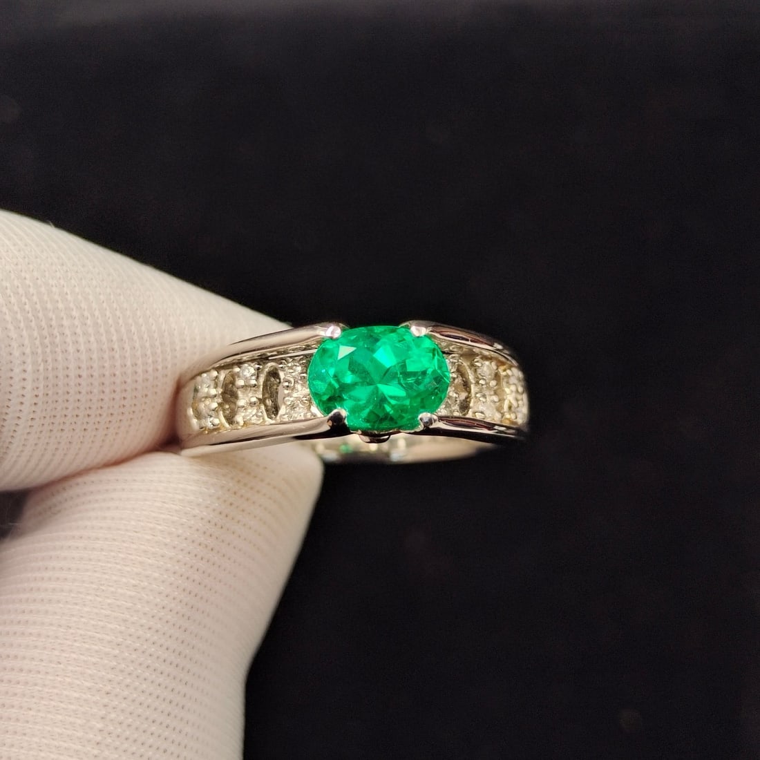 14k Gold 1.01 Ctw Natural Emerald & Diamond Ring: Ref:230944052 // gold content:14k gold // ring size:7. 25us // // main gemstone:emerald // shape:oval // carat weight:0. 93ct // color:green // treatment:natural // // adjacent gemstone 2 : diamond //
