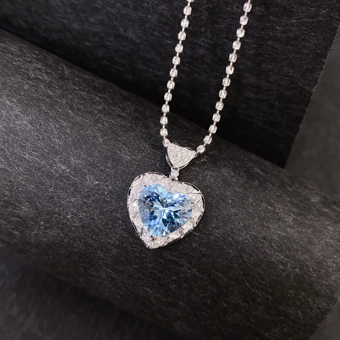 14k Gold 2.59 Ctw Natural Aquamarine & Diamond Pendant( Without Chain ): Ref:230944085 // gold content:14k gold // main gemstone:aquamarine // shape:heart // carat weight:2. 41ct // color:santa maria color // treatment:natural // // adjacent gemstone 2 : diamond // shape:r
