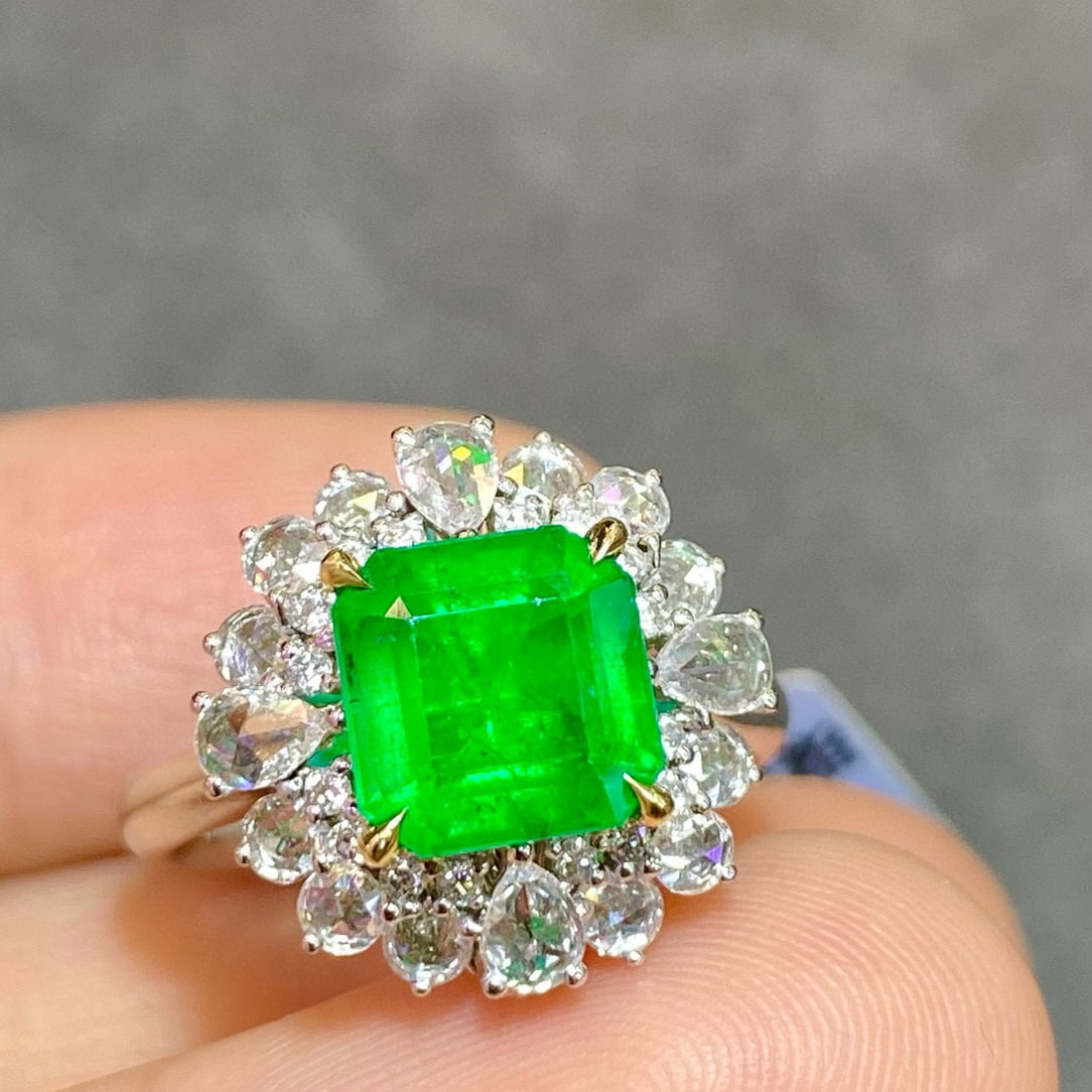 14k Gold 3.50 Ctw Vivid Green Natural Emerald & Diamond Ring - 2