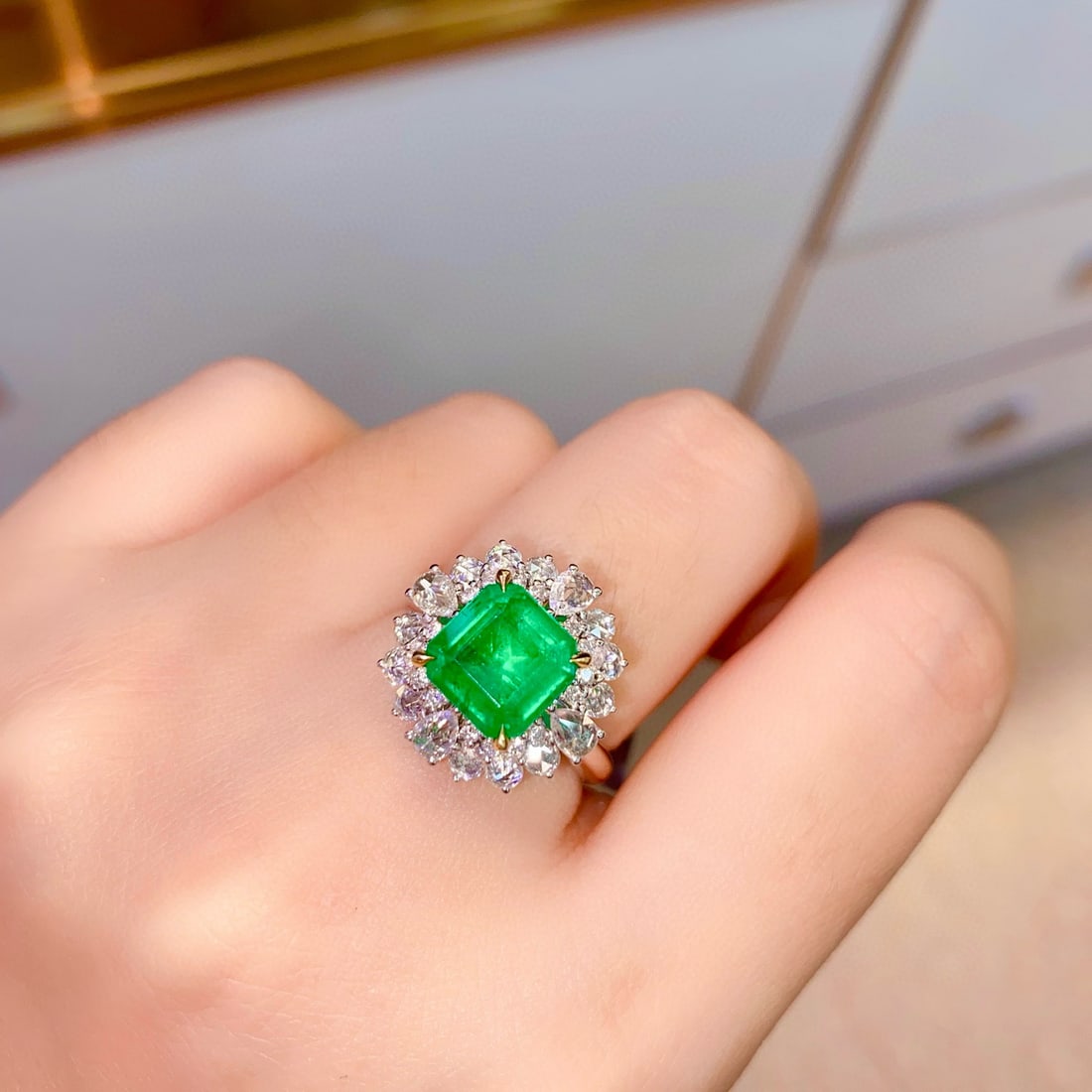 14k Gold 3.50 Ctw Vivid Green Natural Emerald & Diamond Ring - 4