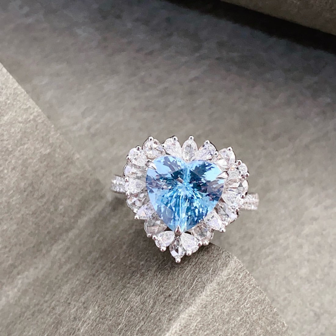 14k Gold 3.26 Ctw Natural Aquamarine & Diamond Ring: Ref:230944141 // gold content:14k gold // ring size:7. 25us // // main gemstone:aquamarine // shape:heart // carat weight:2. 34ct // color:santa maria color // treatment:natural // // adjacent