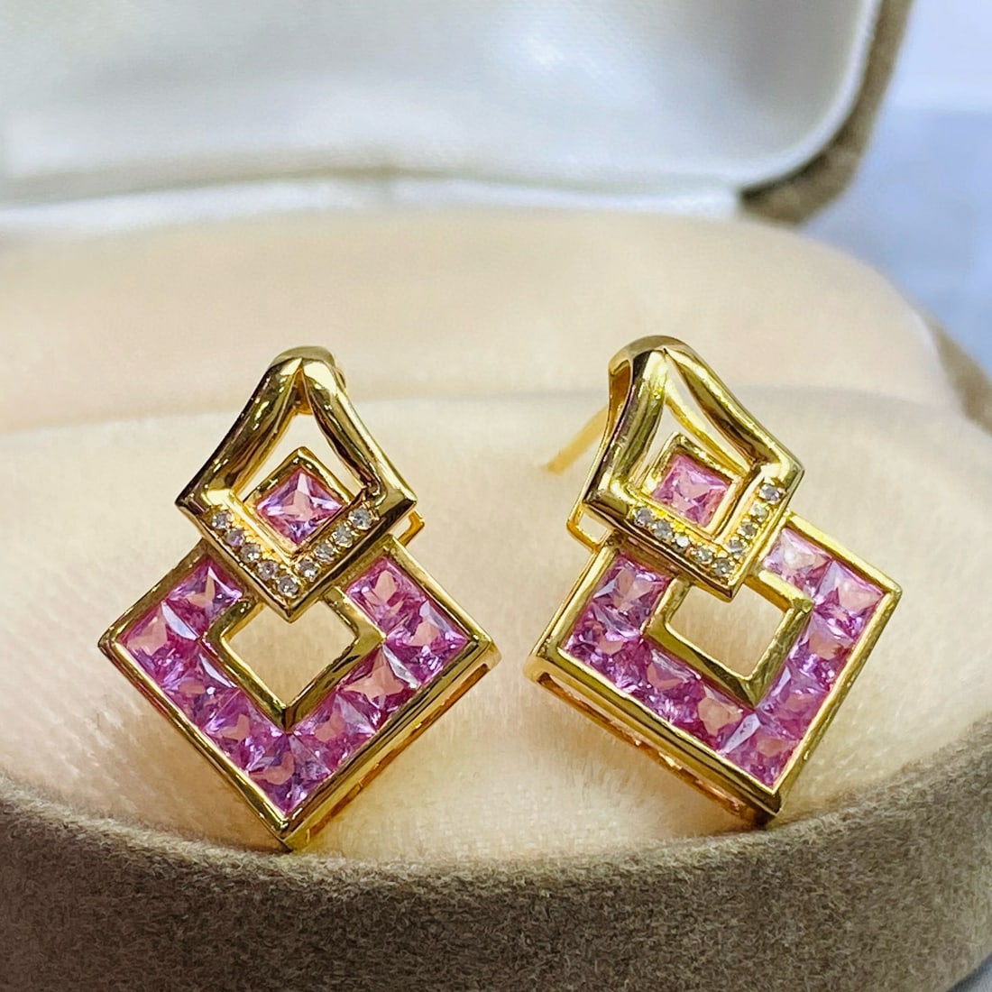 14k Gold 2.50 Ct Natural Sapphire & Diamond Earrings: Ref:230944199 // gold content:14k gold // main gemstone:sapphire // shape:princess // carat weight:2. 50ct // color:pink // treatment:natural // // adjacent gemstone 2 : diamond // number of