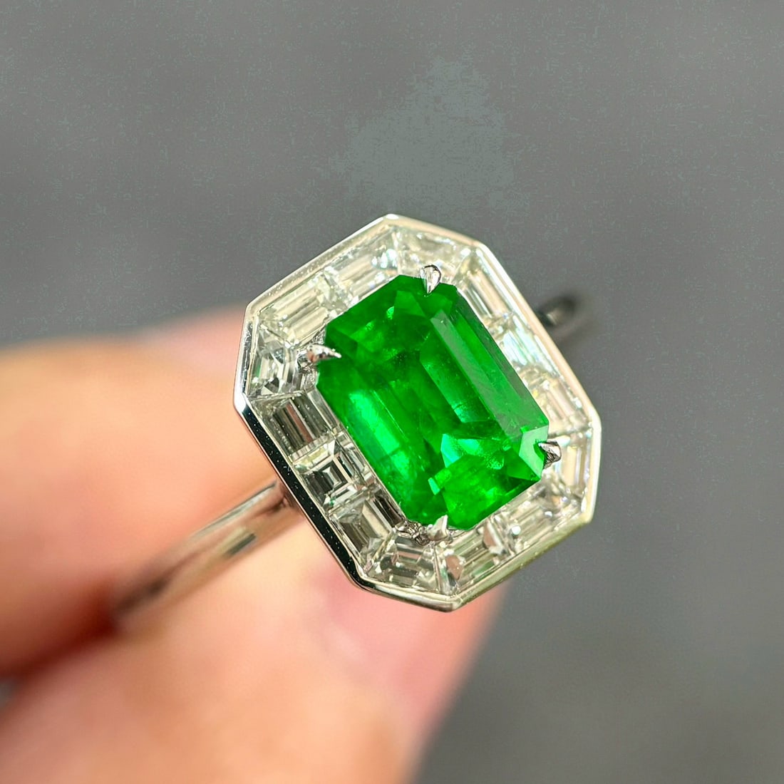 14k Gold 2.24 Ctw Vivid Green Natural Emerald & Diamond Ring - 2