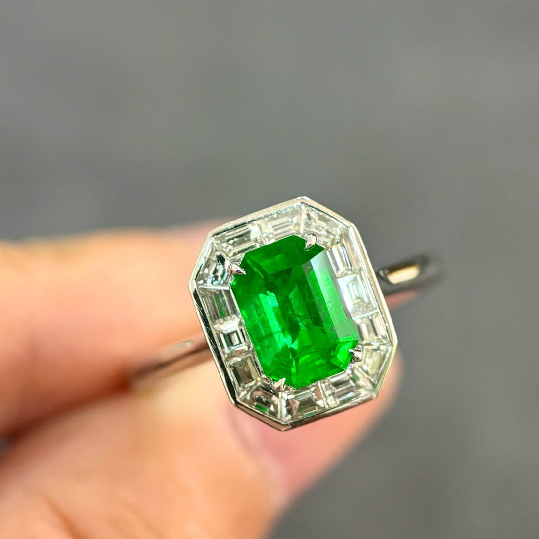 14k Gold 2.24 Ctw Vivid Green Natural Emerald & Diamond Ring - 3