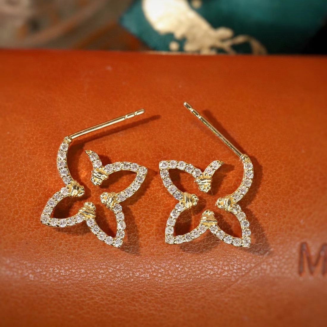 14k Gold 0.4 Ct Natural H Diamond Earrings: Ref:230944246 // gold content:14k gold // main gemstone:diamond // shape:round // carat weight:0. 4ct // clarity grade:vs-si // color:h // treatment:natural // cut grade:g // High Estimate: 3100Low