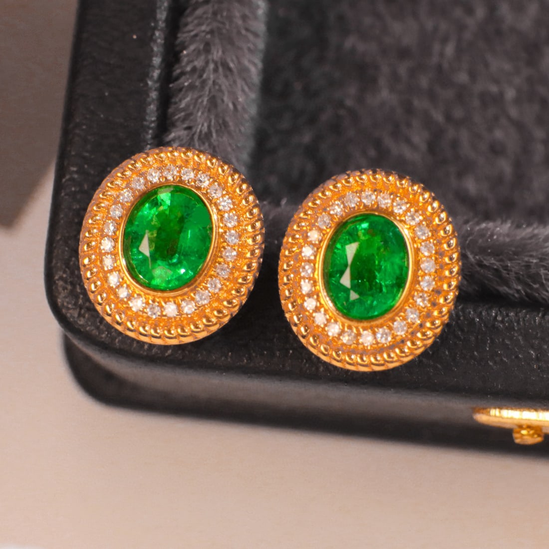 14k Gold 1.15 Ctw Vivid Green Natural Emerald & Diamond Earrings: Ref:230944249 // gold content:14k gold // main gemstone:emerald // shape:oval // carat weight:1ct // color:vivid green // treatment:natural // // adjacent gemstone 2 : diamond // shape:round // carat