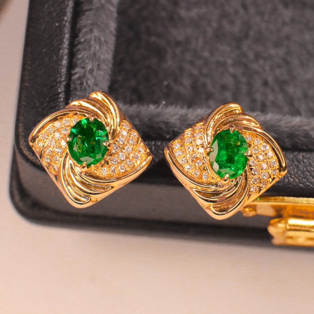 14k Gold 1.18 Ctw Vivid Green Natural Emerald & Diamond Earrings - 3