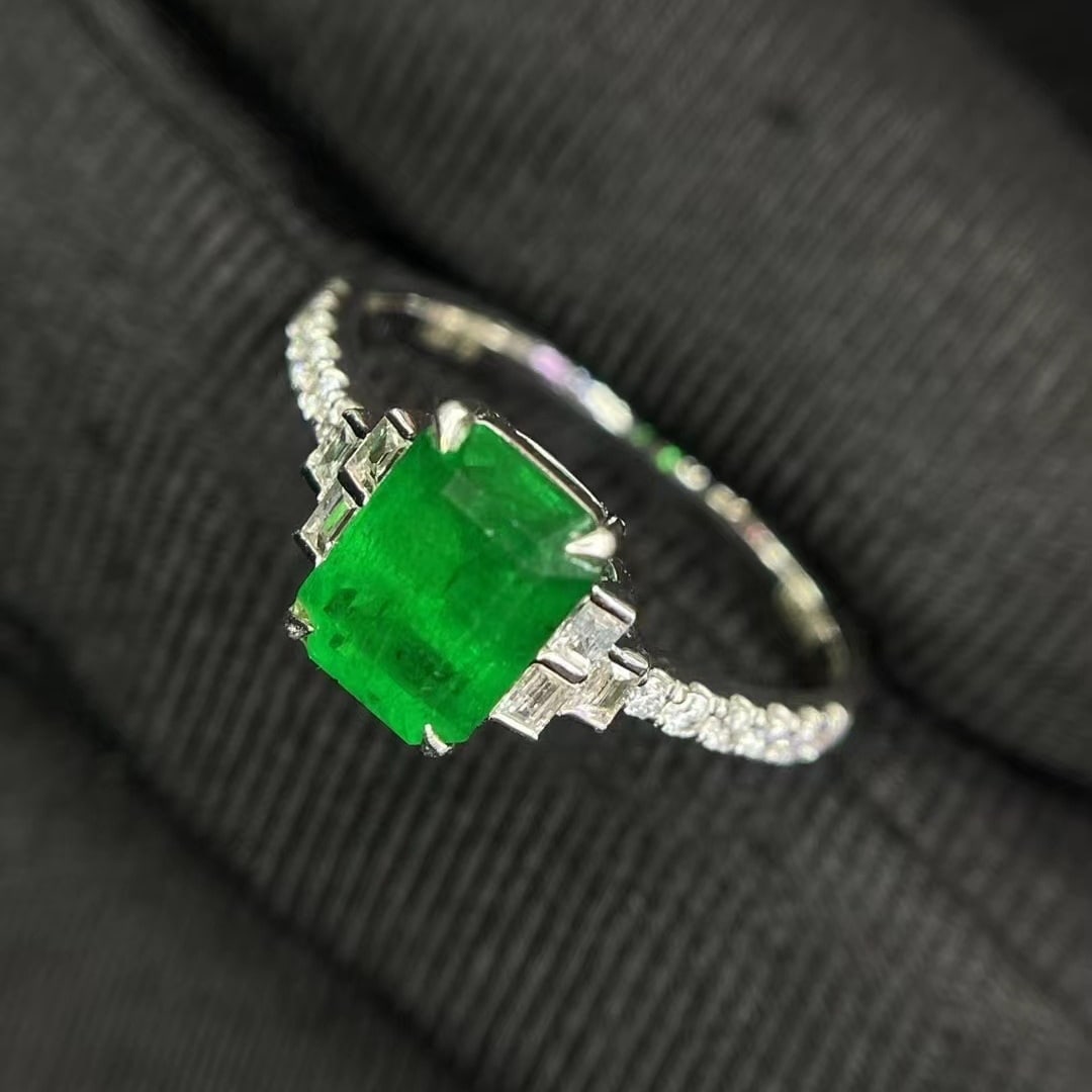 14k Gold 1.35 Ct Vivid Green Natural Emerald & Diamond Ring - 4