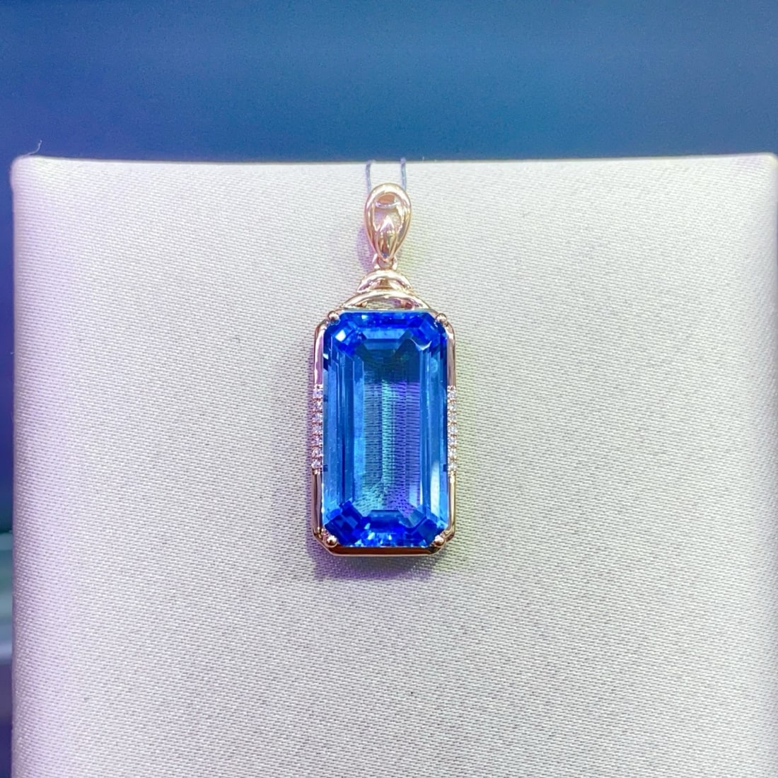 14k Gold 10.99 Ctw Natural Topaz & Diamond Pendant( Without Chain ): Ref:230944305 // gold content:14k gold // main gemstone:topaz // shape:octagonal // carat weight:10. 95ct // color:blue // treatment:natural // // adjacent gemstone 2 : diamond // number of