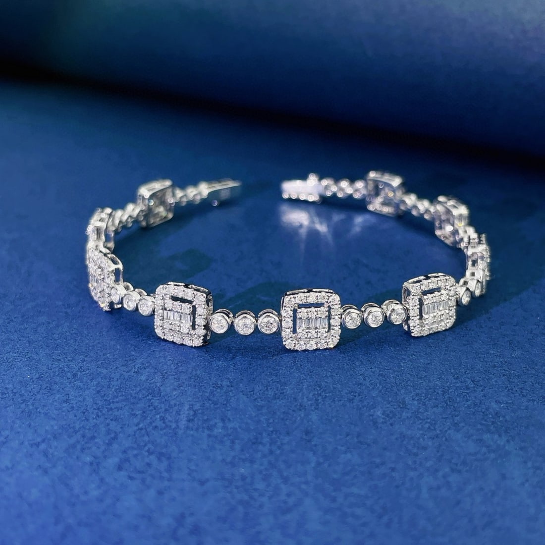 14k Gold 2.86 Ctw Natural H Diamond Bracelet: Ref:230944318 // gold content:14k gold // main gemstone:diamond // shape:baguette // carat weight:0. 29ct // clarity grade:vs-si // color:h // treatment:natural // // adjacent gemstone 2 : diamond