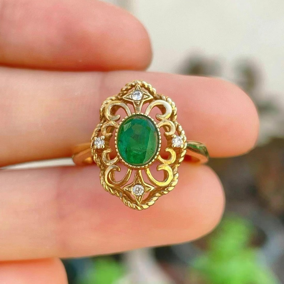 14k Gold 0.75 Ctw Natural Emerald & Diamond Ring: Ref:230944356 // gold content:14k gold // ring size:7. 25us // // main gemstone:emerald // shape:oval // carat weight:0. 70ct // color:green // treatment:natural // // adjacent gemstone 2 :