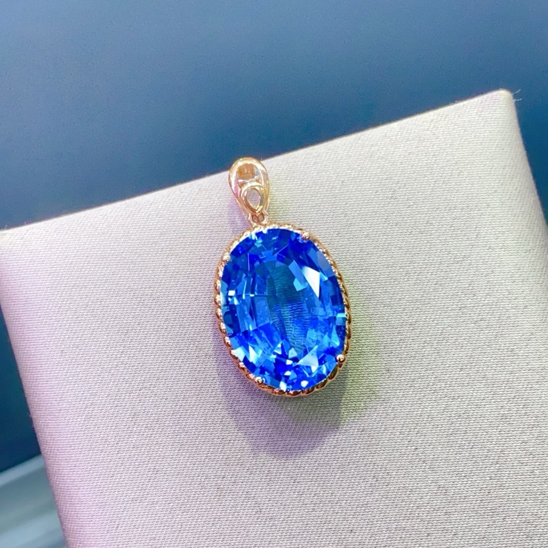 14k Gold 14.8 Ct Natural Topaz Pendant( Without Chain ) - 4