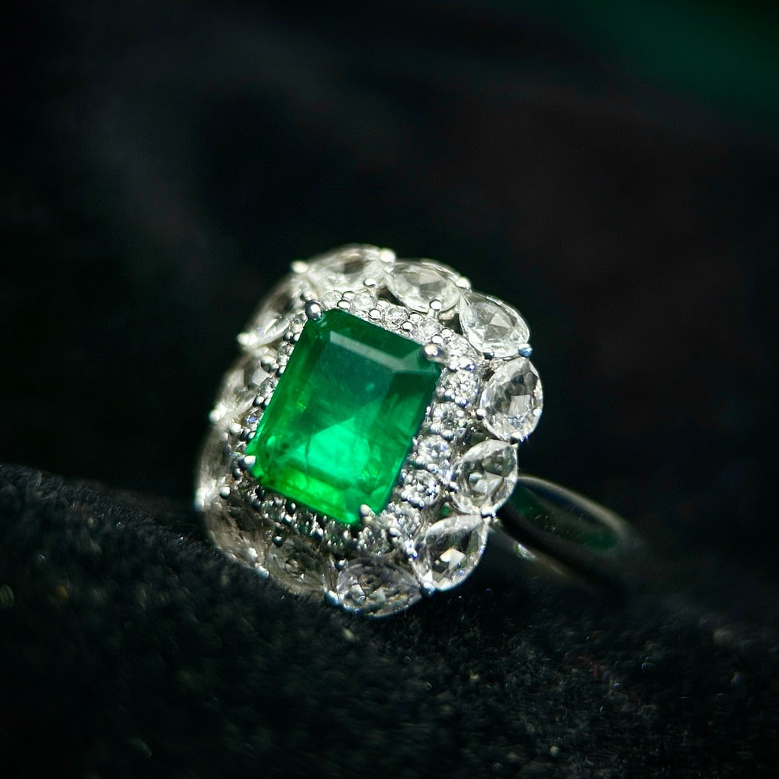 14k Gold 1.4 Ct Vivid Green Natural Emerald & Diamond & Sapphire Ring - 3