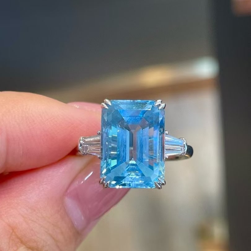 14k Gold 6.92 Ctw Natural Aquamarine & Diamond Ring: Ref:230944415 // gold content:14k gold // ring size:7. 25us // // main gemstone:aquamarine // shape:octagonal // carat weight:6. 68ct // color:santa maria color // treatment:natural // // adjacent