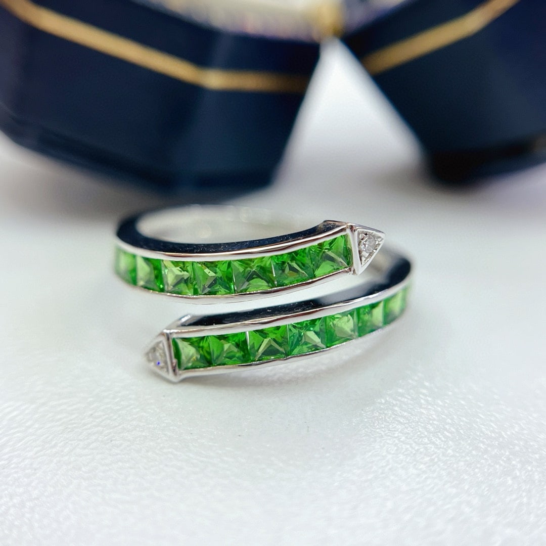 14k Gold 1.80 Ct Natural Tsavorite & Diamond Ring: Ref:230944449 // gold content:14k gold // ring size:7. 25us // // main gemstone:tsavorite // shape:princess // carat weight:1. 80ct // color:green // treatment:natural // // adjacent gemstone 2 : diam