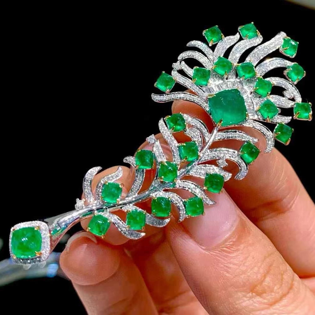 14k Gold 8.8 Ct Natural Emerald & Diamond Brooch/pendant( Without Chain ): Ref:230945008 // gold content:14k gold // main gemstone:emerald // shape:suger-loaf // carat weight:8. 8ct // color:green // treatment:natural // // adjacent gemstone 2 : diamond // number of stones:3