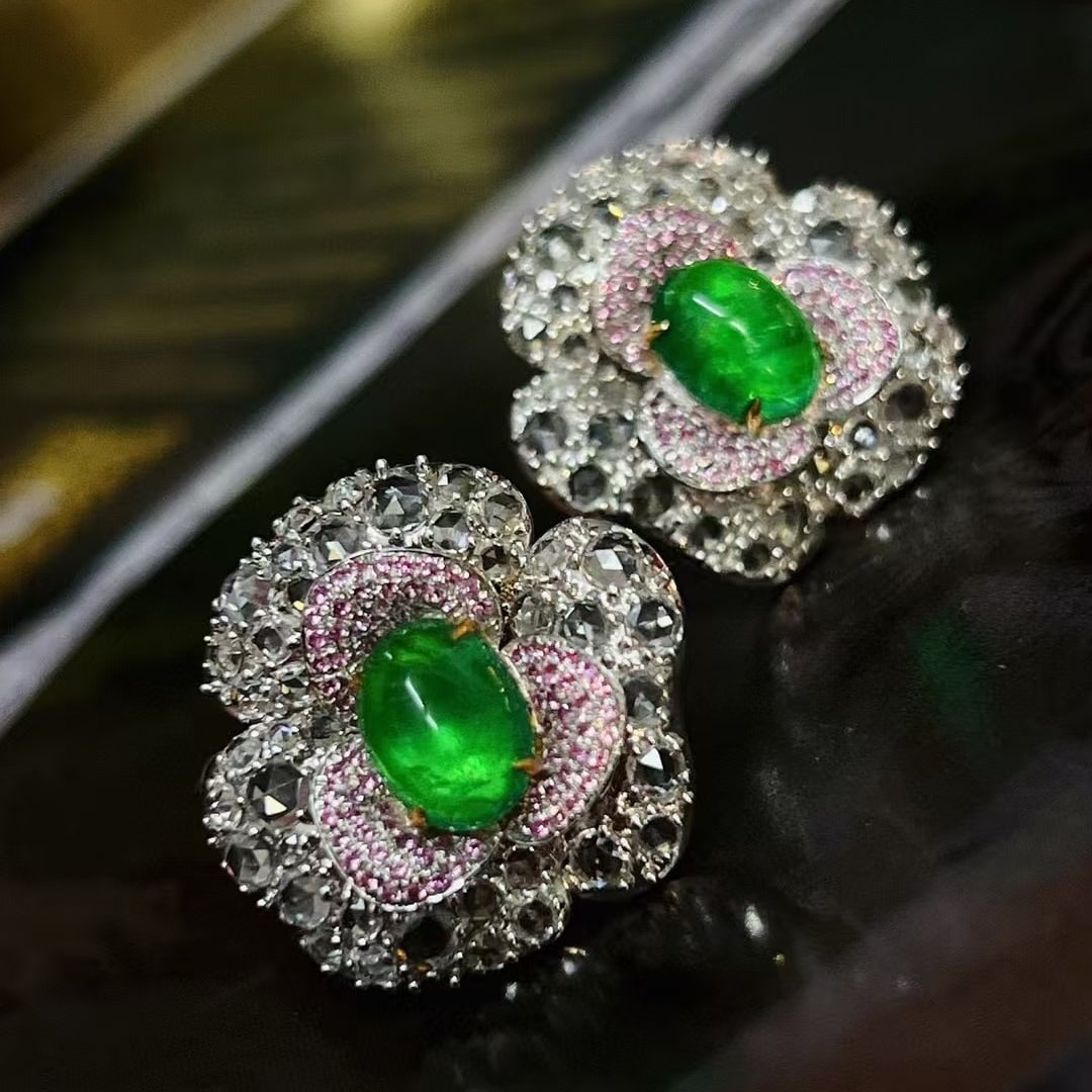 14k Gold 4.1 Ct Vivid Green Natural Emerald & Sapphire Earrings: Ref:230945015 // gold content:14k gold // main gemstone:emerald // shape:oval // carat weight:4. 1ct // color:vivid green // treatment:natural // // adjacent gemstone 2 : sapphire // shape:round // co