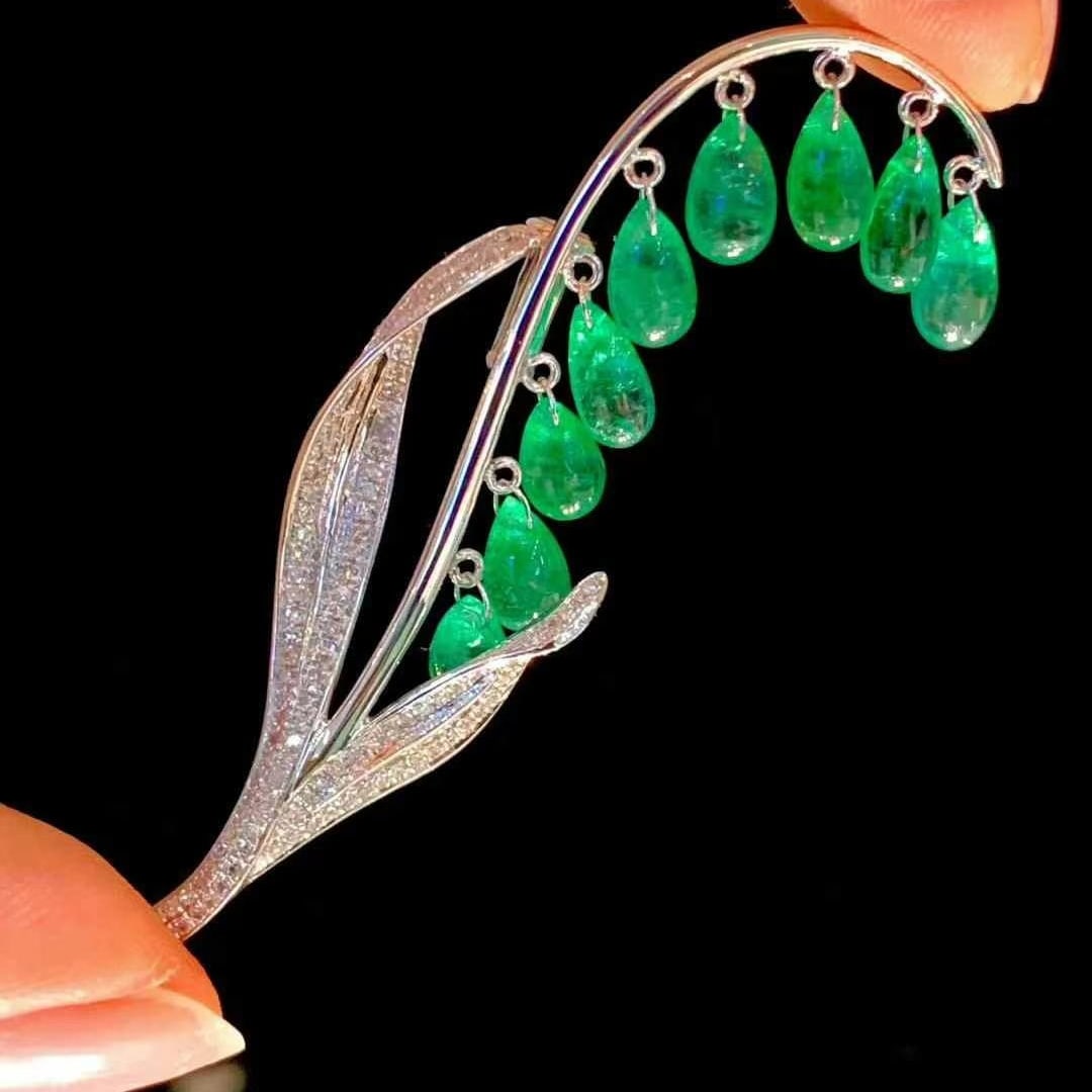 14k Gold 5.6 Ct Natural Emerald & Diamond Brooch/pendant( Without Chain ): Ref:230945028 // gold content:14k gold // main gemstone:emerald // shape:pear // carat weight:5. 6ct // color:green // treatment:natural // // adjacent gemstone 2 : diamond // shape:round // clarity g
