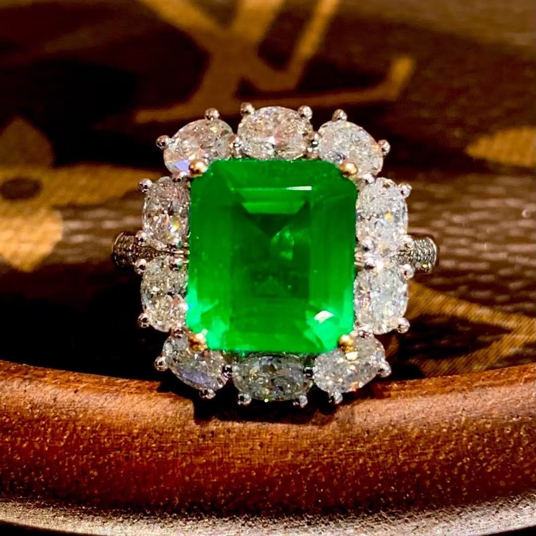 14k Gold 3.42 Ct Vivid Green Natural Emerald & Diamond Ring: Ref:230945031 // gold content:14k gold // ring size:7. 25us // // main gemstone:emerald // shape:octagonal // carat weight:3. 42ct // color:vivid green // treatment:natural // // adjacent gemstone 2 :