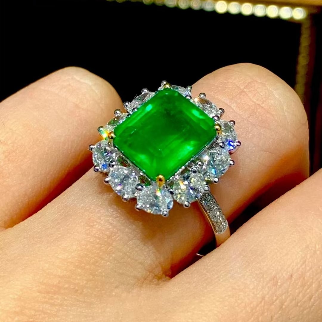 14k Gold 3.42 Ct Vivid Green Natural Emerald & Diamond Ring - 4