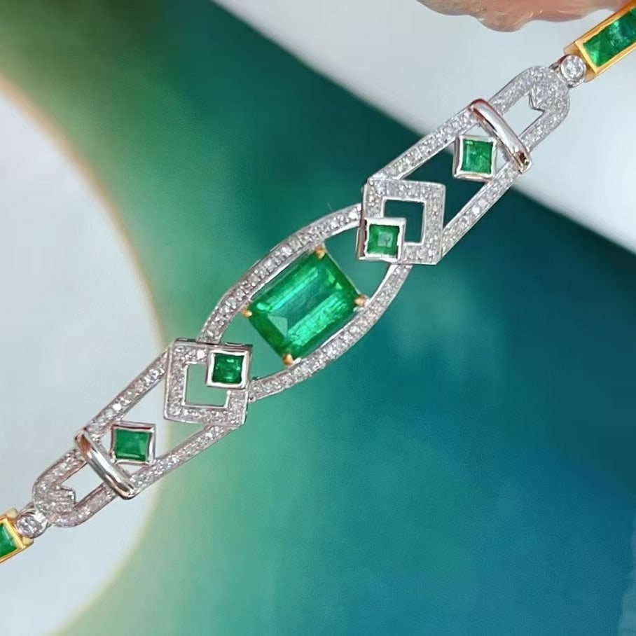 14k Gold 2.15 Ct Natural Emerald & Diamond Bracelet: Ref:230945044 // gold content:14k gold // main gemstone:emerald // shape:octagonal // carat weight:2. 15ct // color:green // treatment:natural // // adjacent gemstone 2 : diamond // shape:round //