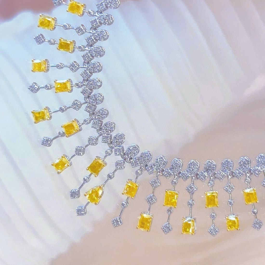 14k Gold 9.16 Ct Natural Yellow Diamond & Diamond Necklace: Ref:230945050 // gold content:14k gold // main gemstone:yellow diamond // shape:multiply // carat weight:9. 16ct // color:yellow // treatment:natural // // adjacent gemstone 2 : diamond //