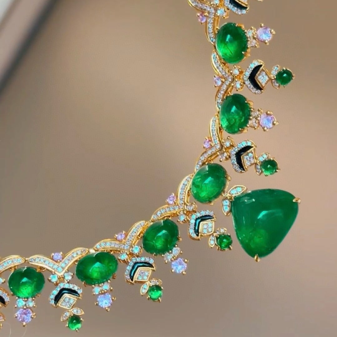 14k Gold 22.6 Ct Natural Emerald & Diamond Necklace: Ref:230945052 // gold content:14k gold // main gemstone:emerald // shape:multiply // carat weight:22. 6ct // color:green // treatment:natural // // adjacent gemstone 2 : diamond // shape:round // clar