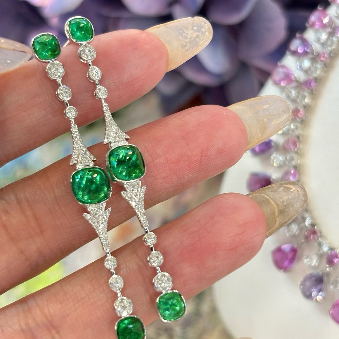 14k Gold 4.5 Ct Natural Emerald & Diamond Earrings: Ref:230945058 // gold content:14k gold // main gemstone:emerald // shape:suger-loaf // carat weight:4. 5ct // color:green // treatment:natural // // adjacent gemstone 2 : diamond // shape:round //