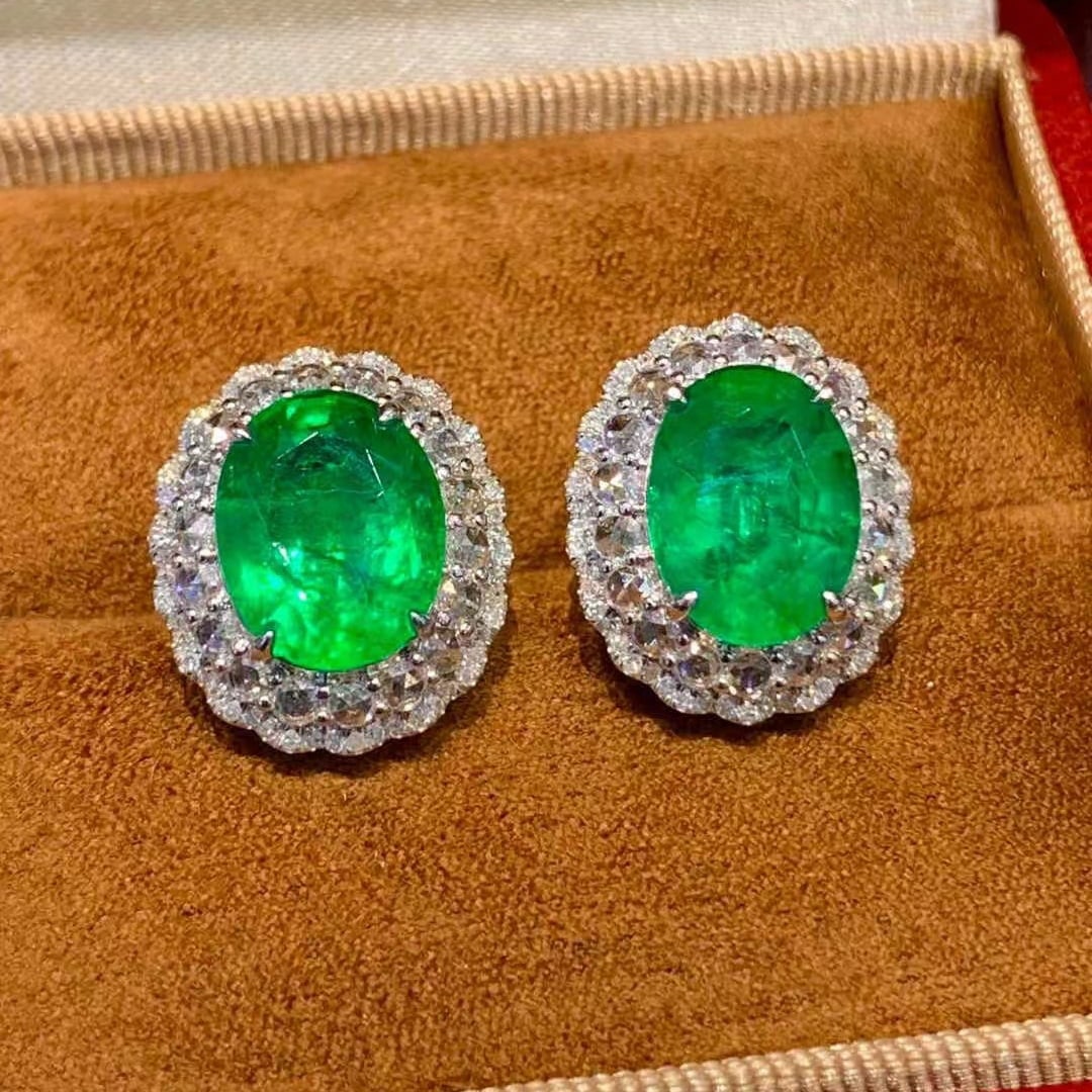 14k Gold 6.8 Ct Natural Emerald & Diamond Earrings: Ref:230945061 // gold content:14k gold // main gemstone:emerald // shape:oval // carat weight:6. 8ct // color:green // treatment:natural // // adjacent gemstone 2 : diamond // shape:round // clarity g