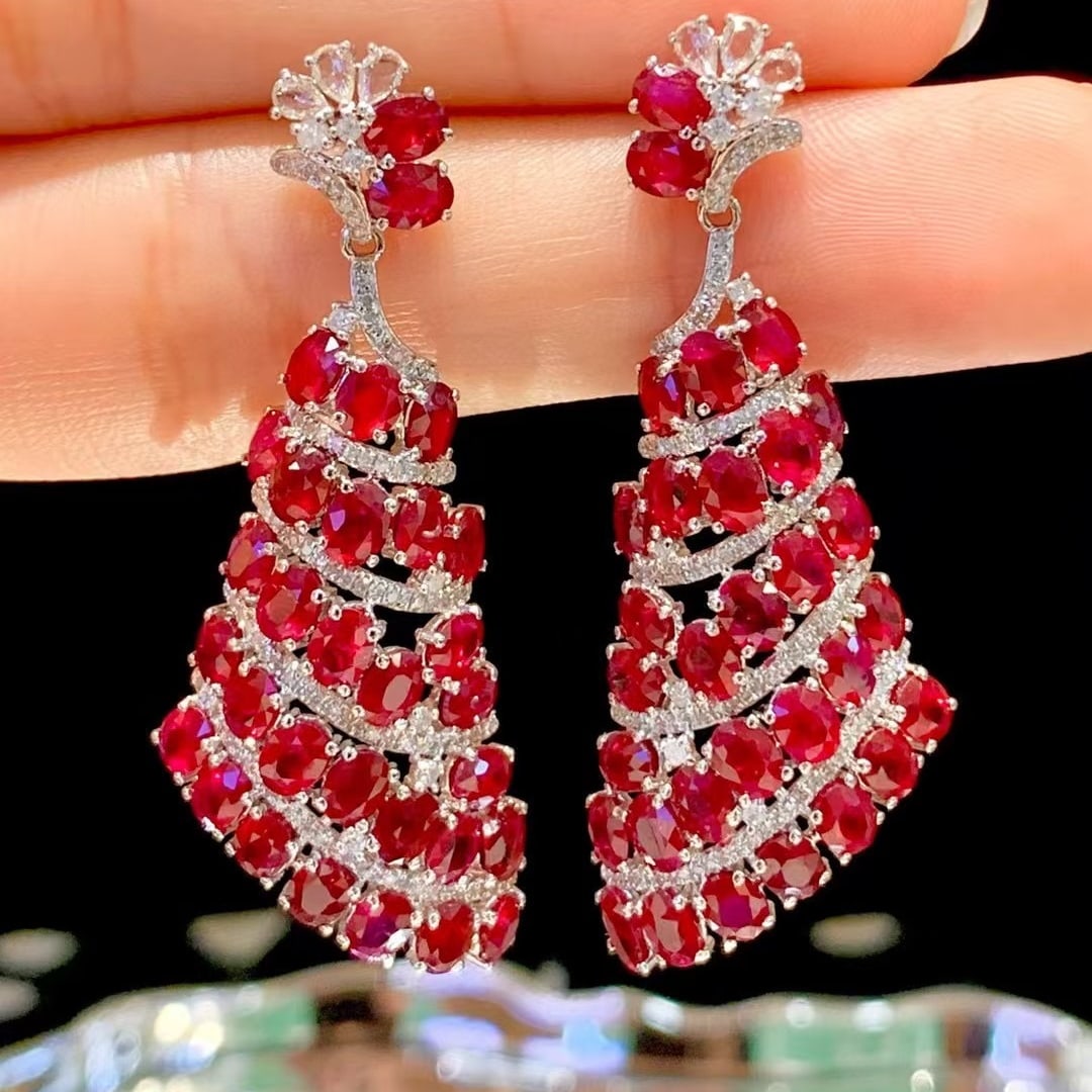 14k Gold 13.5 Ct Natural Ruby & Diamond Earrings: Ref:230945109 // gold content:14k gold // main gemstone:ruby // shape:oval // carat weight:13. 5ct // color:pigeonblood red // treatment:natural // // adjacent gemstone 2 : diamond // shape:round // c