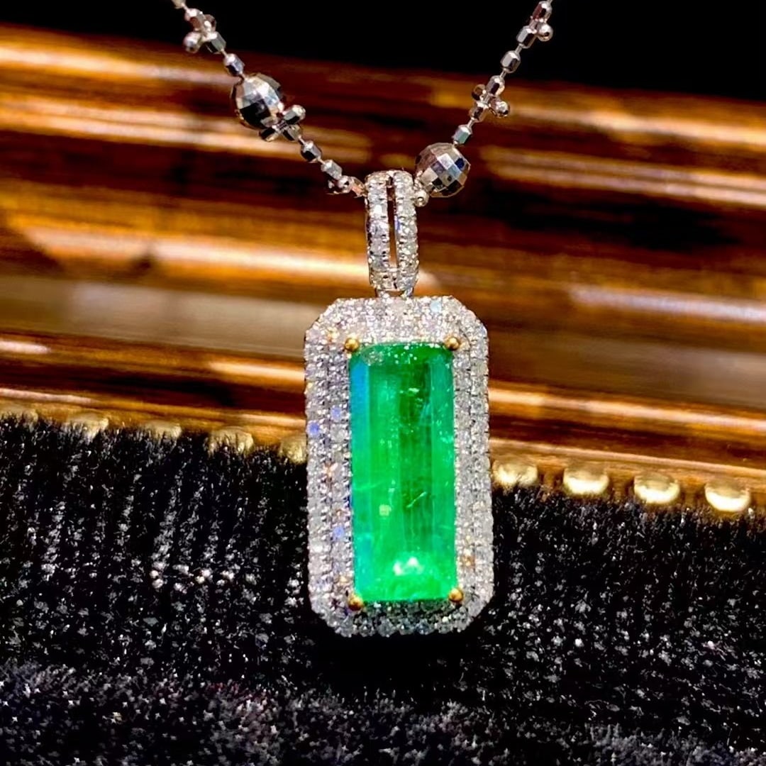 14k Gold 1.05 Ct Natural Emerald & Diamond Pendant( Without Chain ): Ref:230945114 // gold content:14k gold // main gemstone:emerald // shape:rectangle // carat weight:1. 05ct // color:green // treatment:natural // // adjacent gemstone 2 : diamond // shape:round // cla