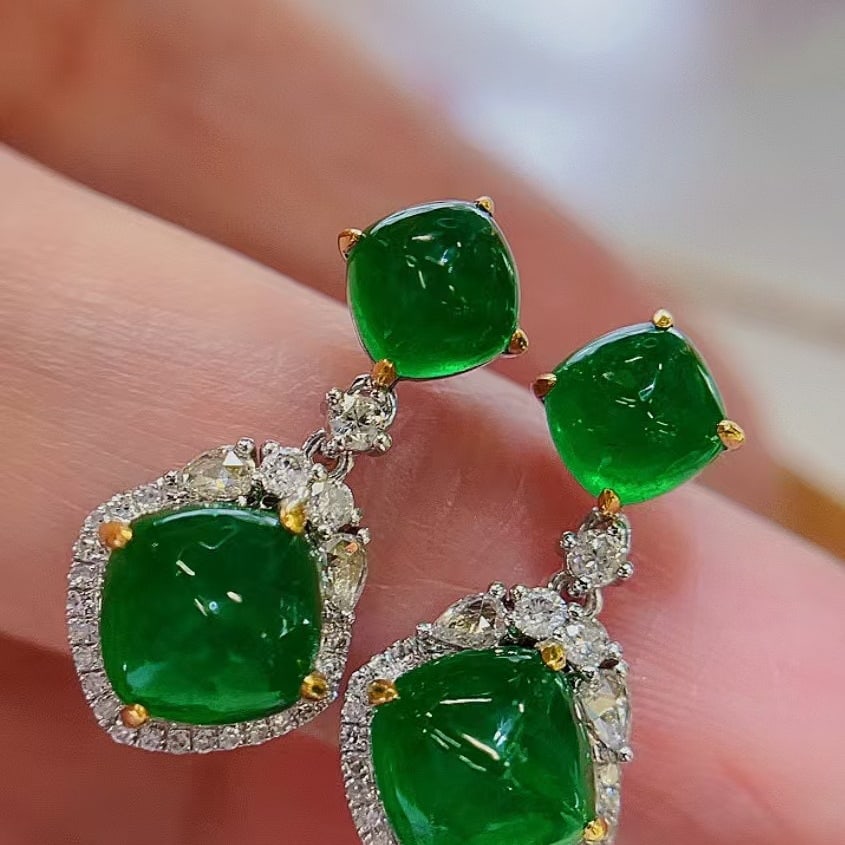 14k Gold 5.1 Ct Natural Emerald & Diamond Earrings: Ref:230945120 // gold content:14k gold // main gemstone:emerald // shape:suger-loaf // carat weight:5. 1ct // color:green // treatment:natural // // adjacent gemstone 2 : diamond // shape:round // cla