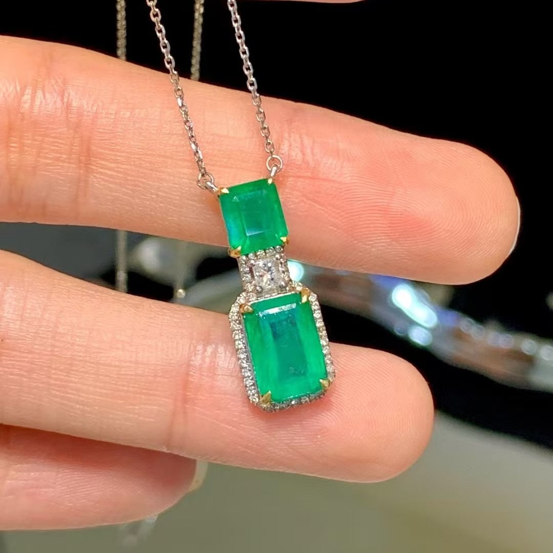 14k Gold 3 Ct Natural Emerald & Diamond Necklace: Ref:230945138 // gold content:14k gold // main gemstone:emerald // shape:octagonal // carat weight:3ct // color:green // treatment:natural // // adjacent gemstone 2 : diamond // shape:round // clarity