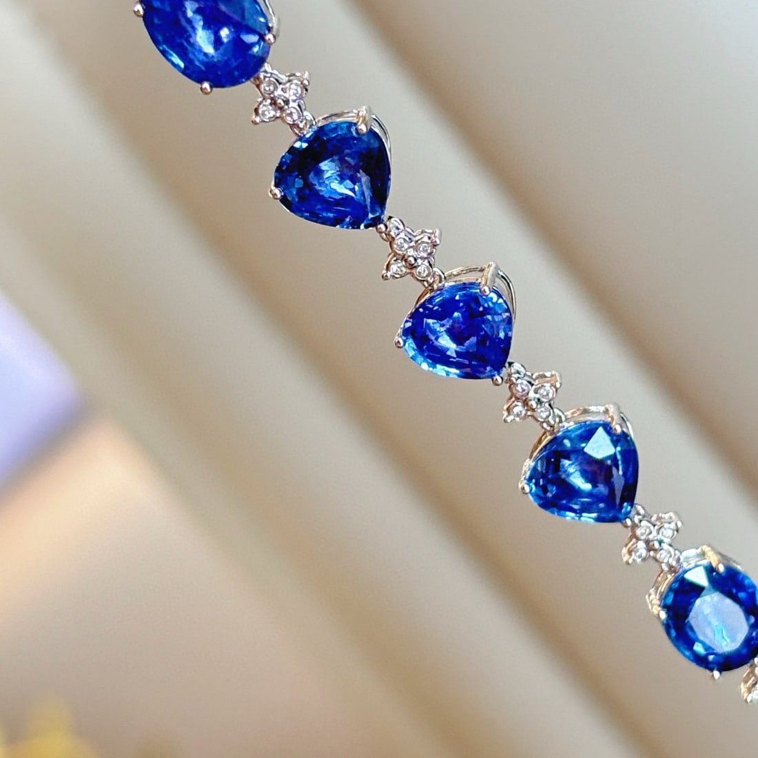 14k Gold 5.5 Ct Natural Sapphire & Diamond Bracelet: Ref:230945142 // gold content:14k gold // main gemstone:sapphire // shape:multiply // carat weight:5. 5ct // color:blue // treatment:natural // // adjacent gemstone 2 : diamond // shape:round // clari