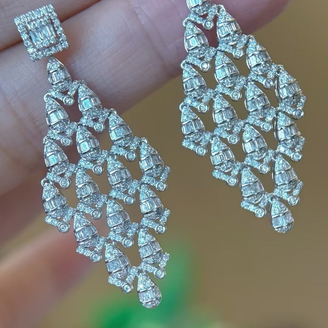 14k Gold 2.2 Ct Natural H Diamond Earrings: Ref:230945149 // gold content:14k gold // main gemstone:diamond // shape:multiply // carat weight:2. 2ct // clarity grade:vs-si // color:h // treatment:natural // High Estimate: 8900 Low Estimate: 59
