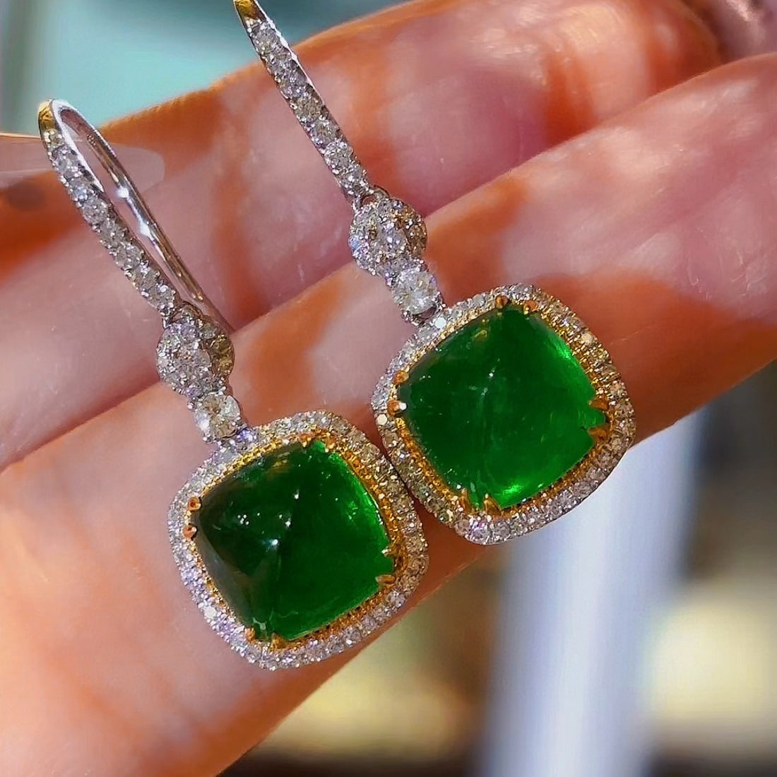 14k Gold 5.8 Ct Natural Emerald & Diamond Earrings: Ref:230945172 // gold content:14k gold // main gemstone:emerald // shape:suger-loaf // carat weight:5. 8ct // color:green // treatment:natural // // adjacent gemstone 2 : diamond // shape:round // cla
