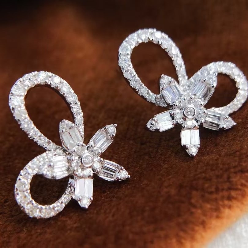 14k Gold 0.5 Ct Natural H Diamond Earrings: Ref:230945224 // gold content:14k gold // main gemstone:diamond // shape:multiply // carat weight:0. 5ct // clarity grade:vs-si // color:h // treatment:natural // High Estimate: 3100Low Estimate: